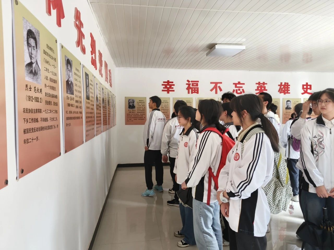 1712905774121913.jpg 82d9516869df4925079b741d5436bb1d.jpg